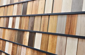 Un espositore con molti campioni di legno di diverse essenze