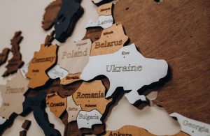 Mappa tridimensionale in legno dell'Europa in cui le singole nazione sono realizzati con tipi di legno diversi