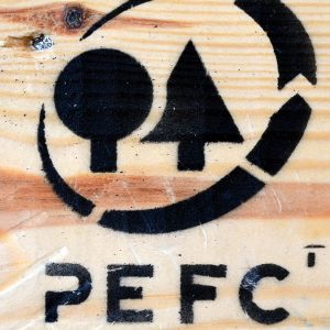 Marchio della certificazione PEFC su un asse di legno