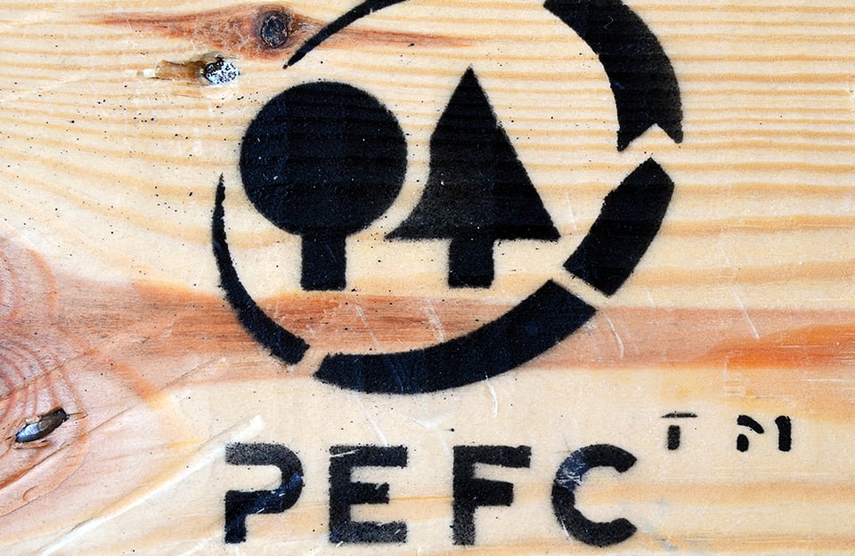 Marchio della certificazione PEFC su un asse di legno