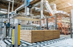 Interno di un'industria di produzione di parquet. Le assi sono tutte impilate