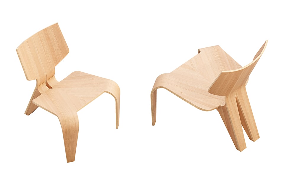 Due sedie dal design moderno in legno di betulla piegato