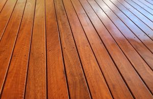Decking luminoso con assi in legno di eucalipto