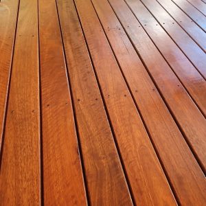 Decking luminoso con assi in legno di eucalipto
