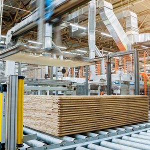 Interno di un'industria di produzione di parquet. Le assi sono tutte impilate