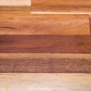 Dettaglio della superficie di un parquet in acacia