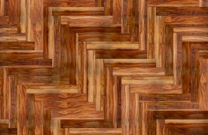 Vista dall'alto di un parquet in acacia installato con disegno a spina di pesce