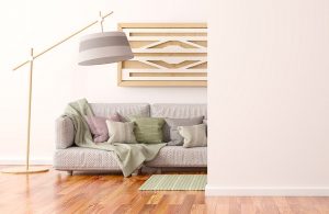 Salotto moderno in stile scandinavo con parquet in acacia, sofà grigio e grande lampada da terra