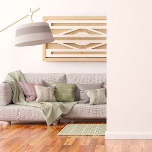 Salotto moderno in stile scandinavo con parquet in acacia, sofà grigio e grande lampada da terra