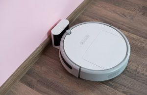 robot aspirapolvere sul parquet