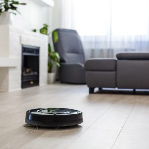 Salotto moderno con parquet con un robot aspirapolvere in azione