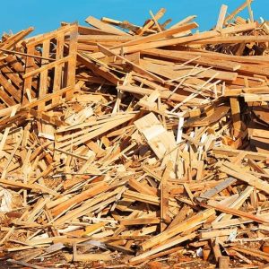 Una grande catasta di rifiuti legnosi, tra assi, pellet e frammenti vari