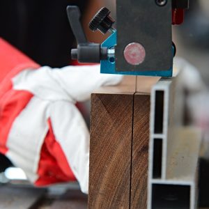 Un asse di legno di ovangkol viene tagliato in officina