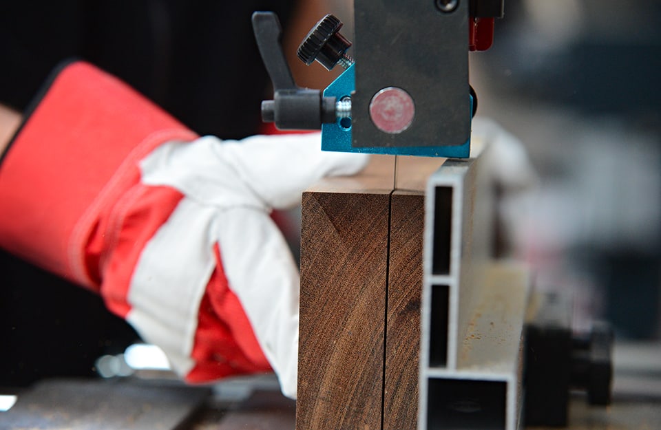 Un asse di legno di ovangkol viene tagliato in officina