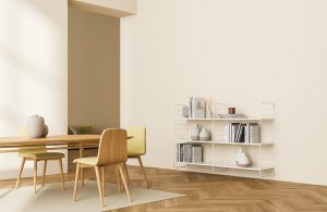 Sala da pranzo minimale con tavolo e sedie, mensole con libri e parquet in legno di pero