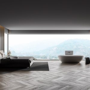 Un salotto minimale con parquet con una grande finestra orizzontale che prende un'intera parete e si affaccia su un panorama montano