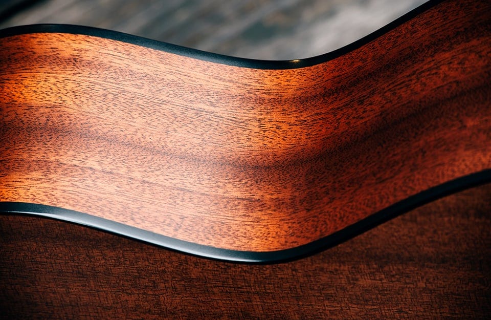 Dettaglio della cassa armonica di una chitarra in legno di sapele