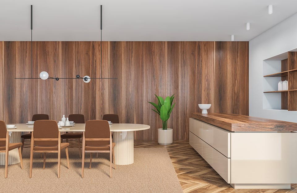 Sala da pranzo in stile moderno e minimale con pavimento in parquet, una parete rivestita con parquet, tavolo di forma ovale e grande mobile bar con parete attrezzata