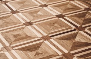 Un pavimento a parquet a quadrotti intarsiato