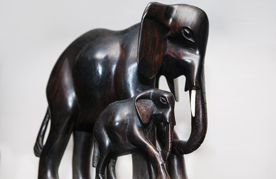 Delle statuine in ebano intagliate a mano raffiguranti due elefanti, uno grande e uno piccolo