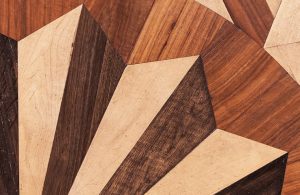 Dettaglio del rosone centrale di un parquet intarsiato