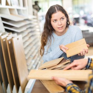 Una ragazza sta discutendo con un venditore in un negozio di parquet