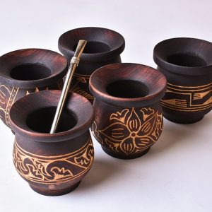 Dei tradizionali “porongos”, i recipienti in cui si degusta il mate, realizzati in legno di caldén