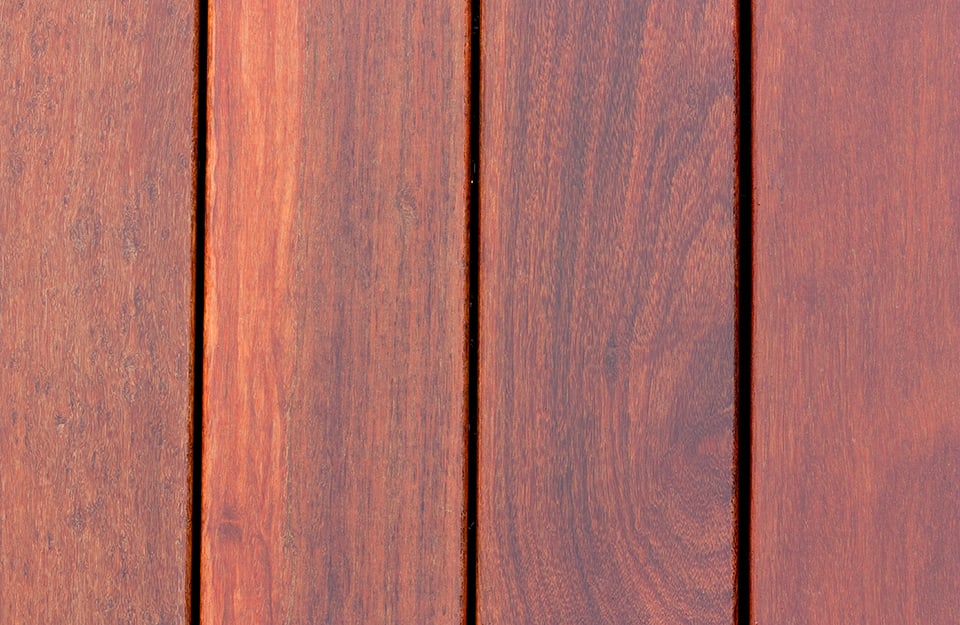 Dettaglio di quattro assi di parquet da esterno in legno di massaranduba
