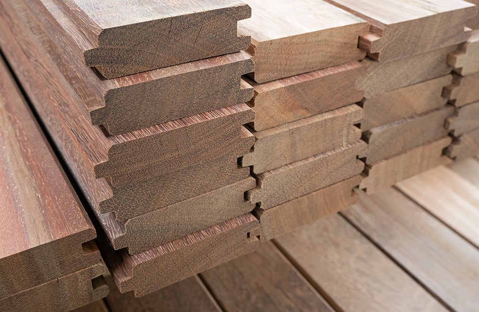 Delle tavole a incastro in legno di bilinga incolonnate su un parquet dello stesso materiale