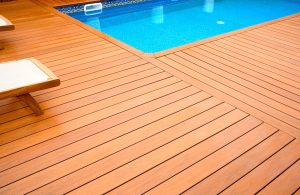 Piscina con decking in legno