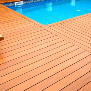 Piscina con decking in legno