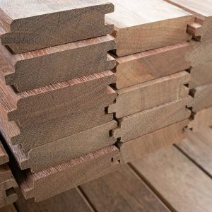 Delle tavole a incastro in legno di bilinga incolonnate su un parquet dello stesso materiale