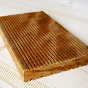 Un elemento di legno di garapa usato per il decking da esterno