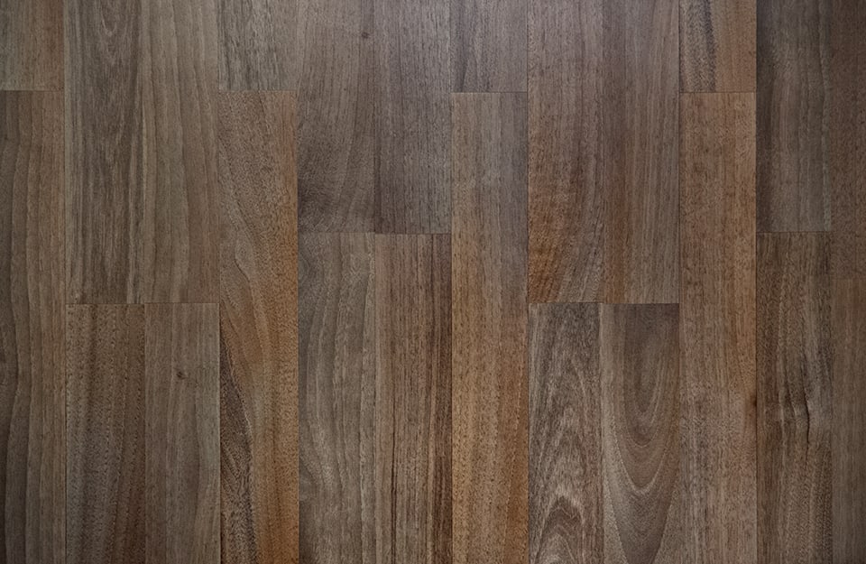 Un pavimento in parquet a effetto affumicato