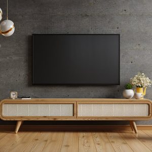 Tv a muro e mobiletto orizzontale in legno in una salotto con parquet