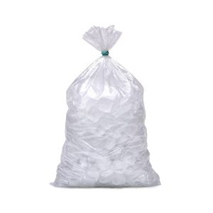 Un sacchetto trasparente pieno di ghiaccio su sfondo bianco