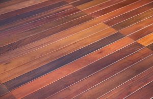 Dettaglio su un decking da esterno con tavole di colori differenti