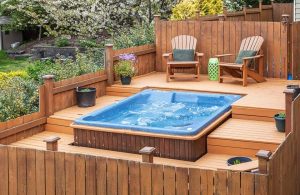 Decking da esterno in legno su diversi livelli con incorporata una vasca idromassaggio