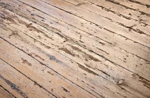 Dettaglio di un vecchio parquet rovinato