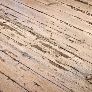 Dettaglio di un vecchio parquet rovinato