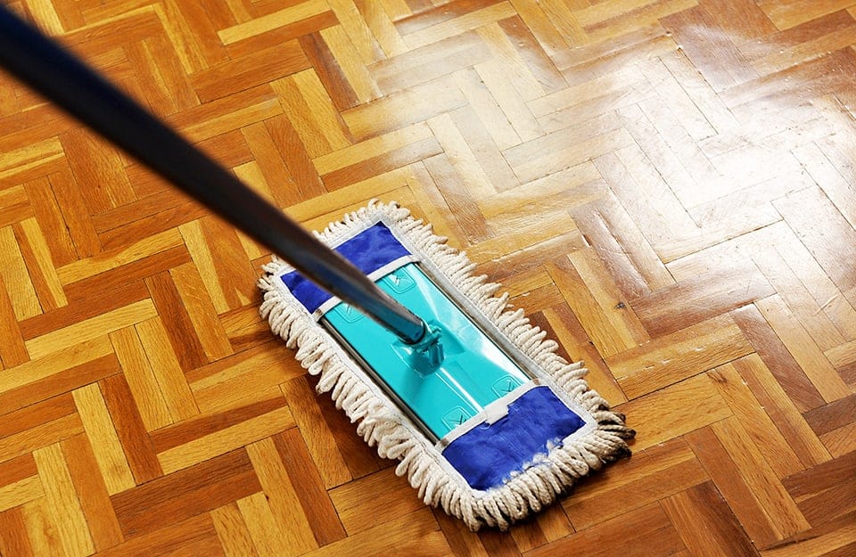 Mocio per pavimenti su parquet lucido a spina di pesce