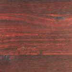 Primo piano su una tavola di parquet in legno di jarrah con il suo caratteristico colore e la tipica texture