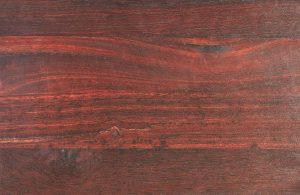 Primo piano su una tavola di parquet in legno di jarrah con il suo caratteristico colore e la tipica texture