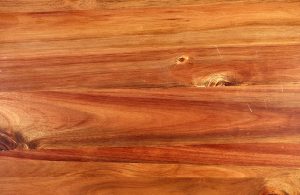 Primo piano su una tavola di legno di jarrah con la sua tipica texture e una sfumatura cromatica più chiara