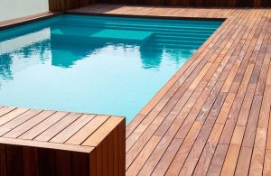 Una piscina moderna attorniata da decking