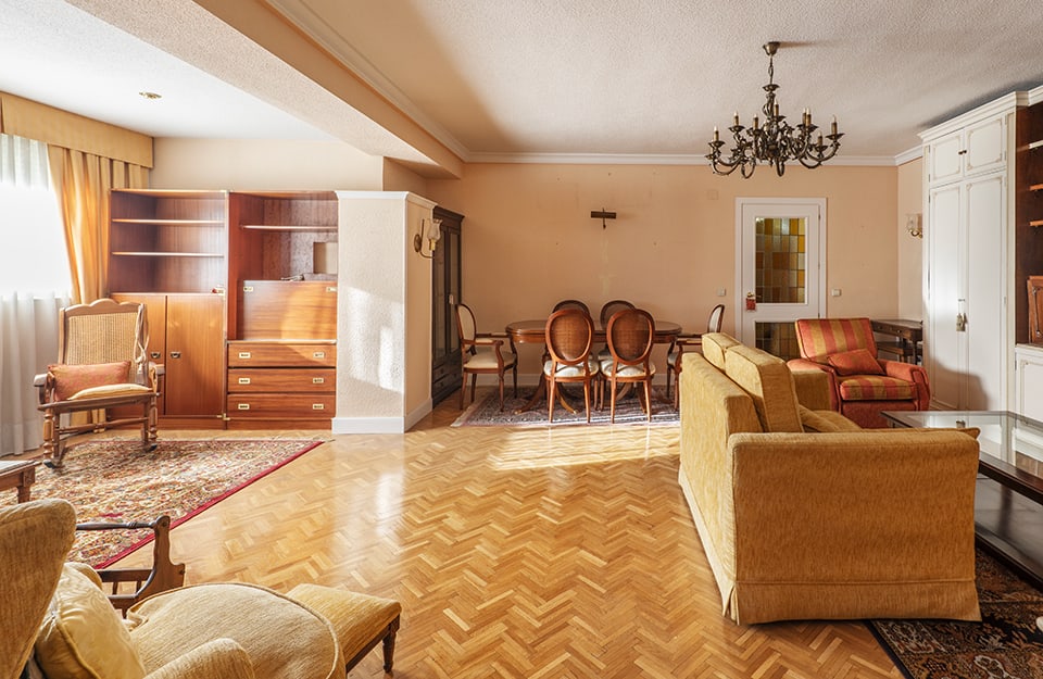 Una vecchia casa con mobili vintage e parquet in stile industriale