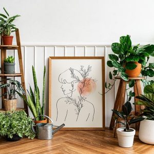 Una stanza con pavimento in parquet piena di piante con al centro una stampa incorniciata e appoggiata al muro