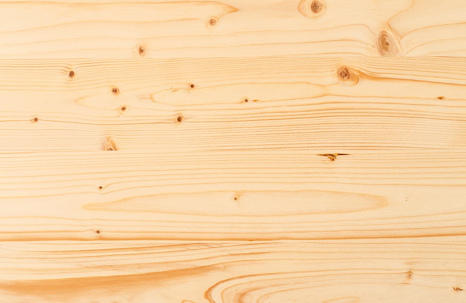 Primo piano sul caratteristico pattern del legno di pino