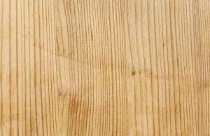 Primo piano sul caratteristico pattern del legno di pino cembro