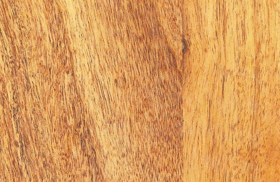 Primo piano sul caratteristico pattern del legno di acacia